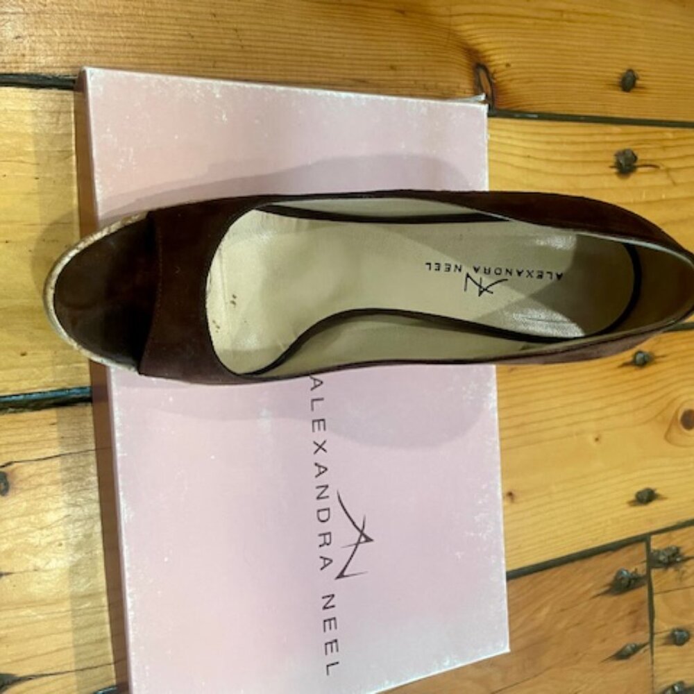 Alexandra Neel women's brown suede pumps, 4-inch heel, size 7 1/2. - Picture 7 of 10